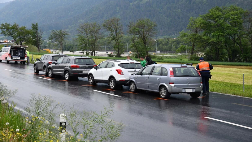 Gleich vier Autos werden in einen Unfall auf der Emserstrasse Richtung Felsberg verwickelt.