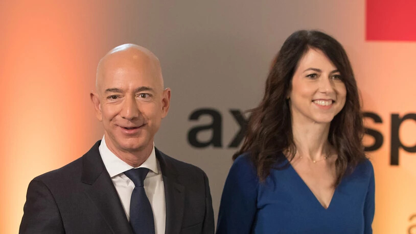 MacKenzie Bezos (rechts) hier im Bild mit ihrem Ex-Mann, Amazon-Chef Jeff Bezos, will nach ihrer Scheidung mindestens die Hälfte ihres Milliardenvermögens spenden. Jeff und MacKenzie Bezos hatten im Januar angekündigt, sich nach 25 Ehejahren scheiden zu…