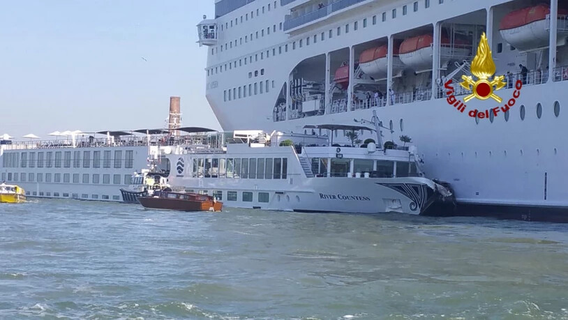 Die "MSC Opera" rammte  beim Einfahren in den Giudecca-Kanal die Hafenanlage und prallte auf das Touristenboot.