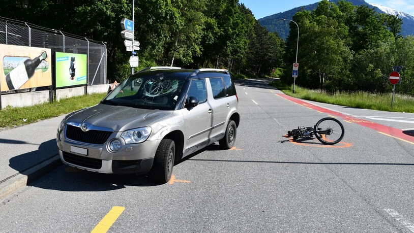 Bei der Autobahnausfahrt Chur/Haldenstein nahe Tierheim Arche knallt ein Auto in einen E-Bike-Fahrer. Er wird schwer verletzt.