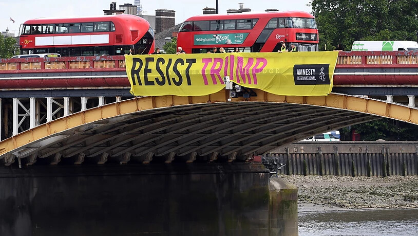 Ein Protestbanner von Amnesty International - anlässlich des Besuchs von US-Präsident Donald Trump werden in London grosse Proteste erwartet.