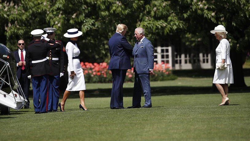 US-Donald Trump und First Lady Melania werden bei ihrer Ankunft beim Buckingham-Palast von Prinz Charles und dessen Frau Camilla empfangen.
