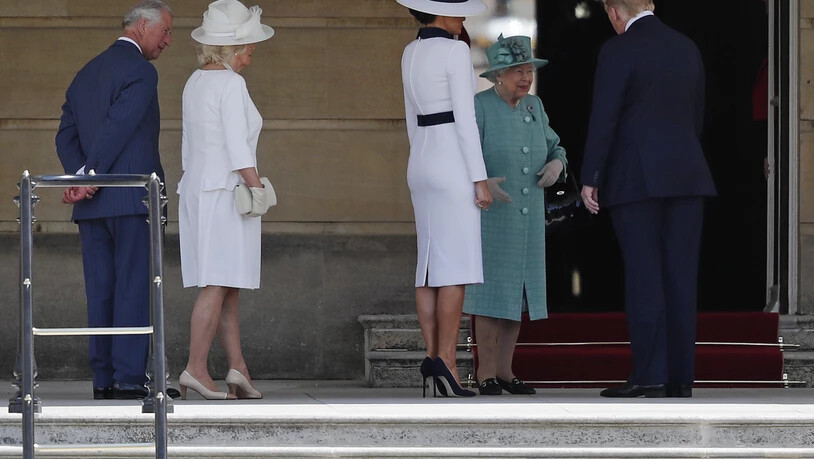 Queen Elizabeth begrüsst US-Präsident Donald Trump und dessen Frau Melania im Buckingham-Palast.