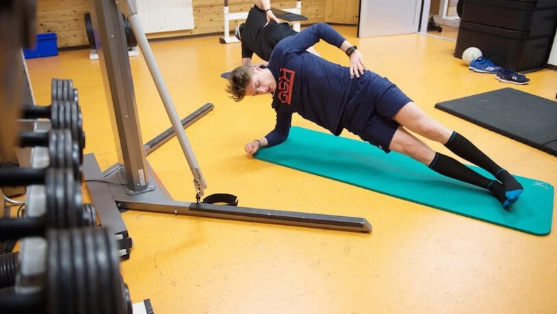 Fitnessraum statt Eis: Während der Sommermonate hält sich Nando Eggenberger mit Krafttraining fit.