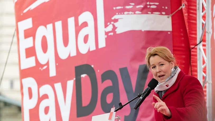 Die deutsche Familienministerin Franziska Giffey fordert am Equal Pay Day gleiche Löhne für Mann und Frau. Laut einem Bericht der Nichtregierungsorganisation Equal Measures erreicht kein Uno-Mitgliedstaat bis zum Jahr 2030 eine Gleichstellung der…