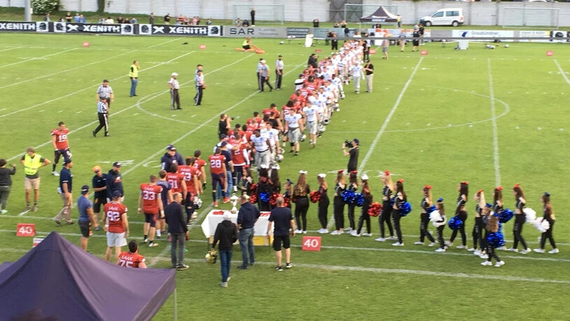 Handshake nach grossem Fight: Die Broncos gratulieren den Raiders zum CEFL-Titel