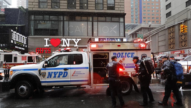 Polizei und Feuerwehr beim Einsatz in der Nähe des Times Square im Herzen von Manhattan.