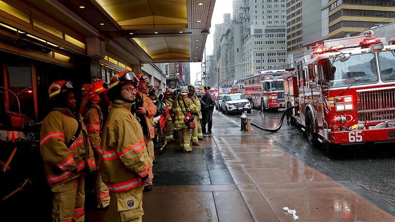 Die New York Fire Fighters machen sich zum Einsatz in der Nähe des Times Square bereit.