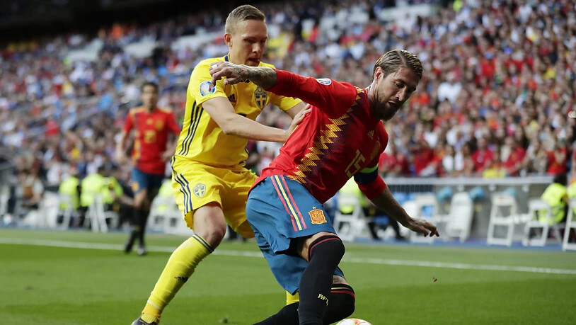 Spaniens Penaltytorschütze Sergio Ramos (rechts) im Duell mit Ludwig Augustinsson