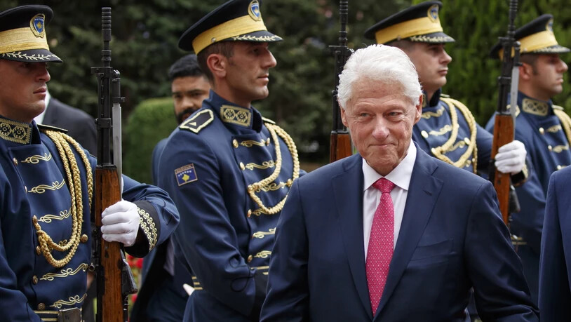 Der frühere US-Präsident Bill Clinton inspiziert die kosovarische Ehrengarde in der Hauptstadt Pristina.