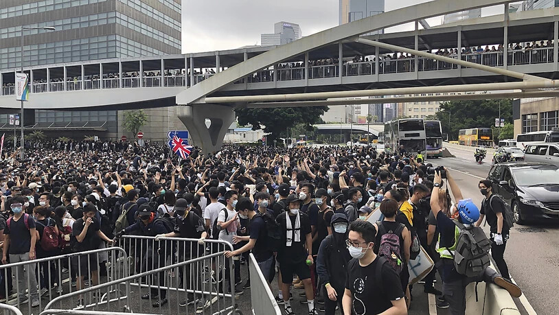 Tausende Demonstranten haben am Mittwochmorgen den Hongkonger Legislativrat belagert, um gegen das geplante Gesetz für Auslieferungen nach China zu protestieren.
