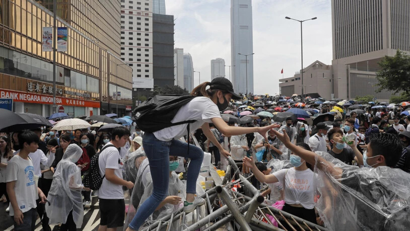 Die Protestanten errichten Strassenbarrikaden und blockieren wichtige Verkehrsadern in Hongkong.