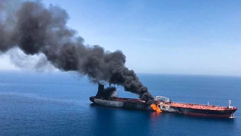 Der Öltanker "Front Altair" am Donnerstag im Golf von Oman in Brand.