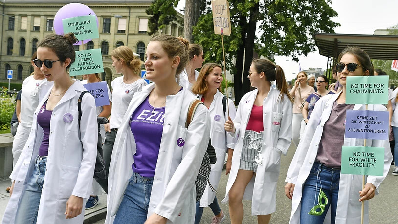 Pflegerinnen vor dem Zürcher Universitätsspital am Frauenstreik.