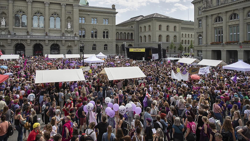 Gut gefüllter Bundesplatz in Bern anlässlich der Kundgebung zum Frauenstreik.