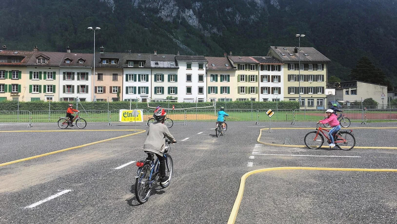 Auf dem alten Eisfeld in Glarus führte die Kantonspolizei Glarus den alljährlichen Schüler-Verkehrsgarten durch