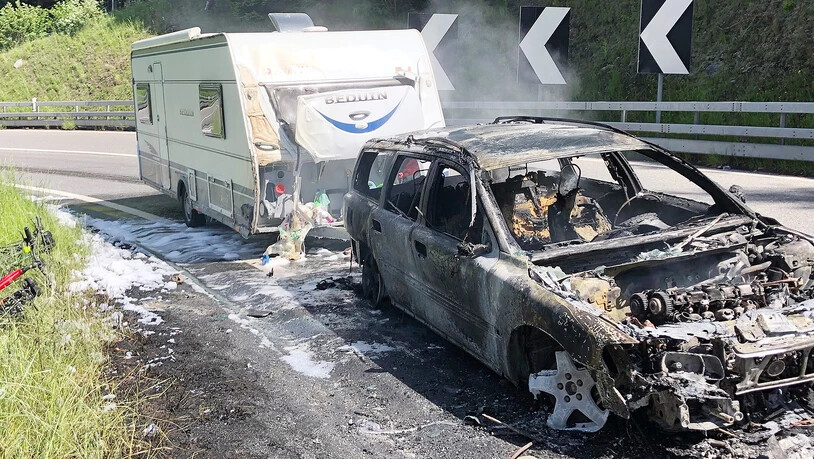 Auf der Autostrasse A13 in Pian San Giacomo ist am Freitagvormittag ein Auto mit Wohnwagen in Brand geraten.