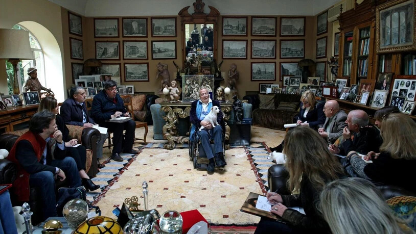 Der italienische Filmregisseur Franco Zeffirelli, hier bei der Präsentation seines Buches "Francesco" in seinem Heim in Rom im Jahr 2014. (Archivbild)