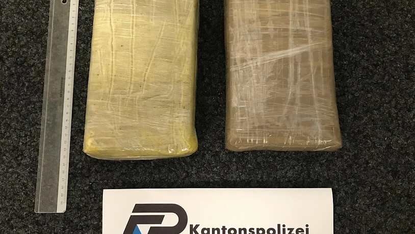 Im Auto einer Polin und eines Spaniers stellte die Polizei in Zürich diese zwei Pakete mit Kokain sicher.