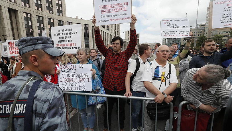 Hunderte Menschen haben am Sonntag in Moskau gegen Polizeiwillkür und für freie Medien protestiert. EPA/YURI KOCHETKOV