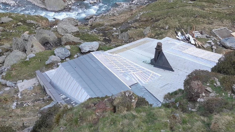 Das Dach der SAC-Hütte bei Vals wurde von zwei Steinblöcken getroffen.