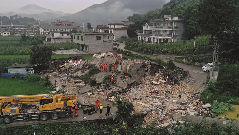 Retter suchen nach dem Erdbeben nach Überlebenden in den Trümmern eines Hauses in der Region Changning im Südwesten Chinas.