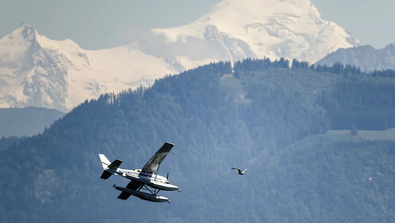 Zwei Schweizer Bergsteiger sind am Dienstag am Mont-Blanc in den französischen Alpen von der Polizei abgefangen worden, nachdem sie mit einem Kleinflugzeug auf 4450 Metern Höhe gelandet waren. (Symbolbild)