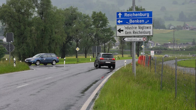 Das geplante Linksabbiege-Verbot nach Benken könnte für Mehrverkehr im Dorf Reichenburg sorgen.