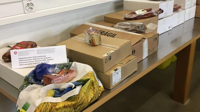 Diese Pakete mit 120 Kilogramm Fleisch und Fleischwaren schmuggelte ein Portugiese in seinem Auto über Kreuzlingen TG in die Schweiz.