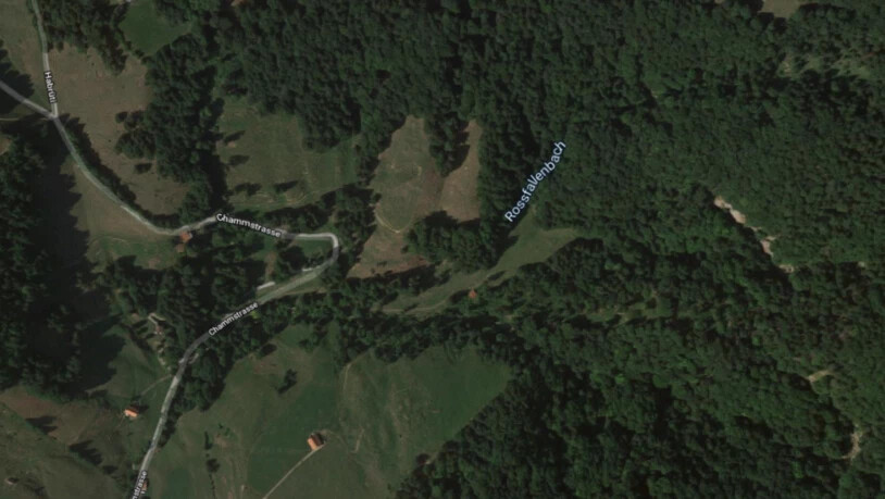 Ein 54-jähriger Mann ist am Fuss einer Felswand im Rossfallenbach, Nähe der Chammstrasse, tot aufgefunden worden.