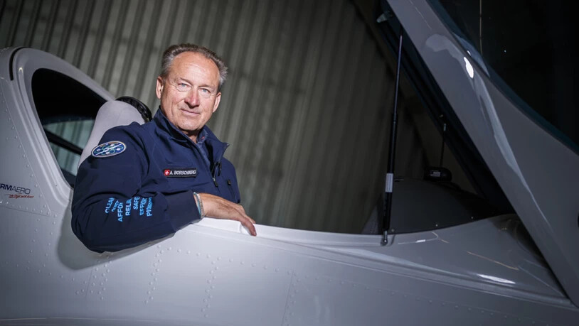 André Borschberg im Cockpit der Bristell Energic. Die Maschine absolvierte vergangene Woche den erfolgreichen Jungfernflug. Das Elektroflugzeug soll ab 2021 insbesondere in Flugschulen zum Einsatz kommen.