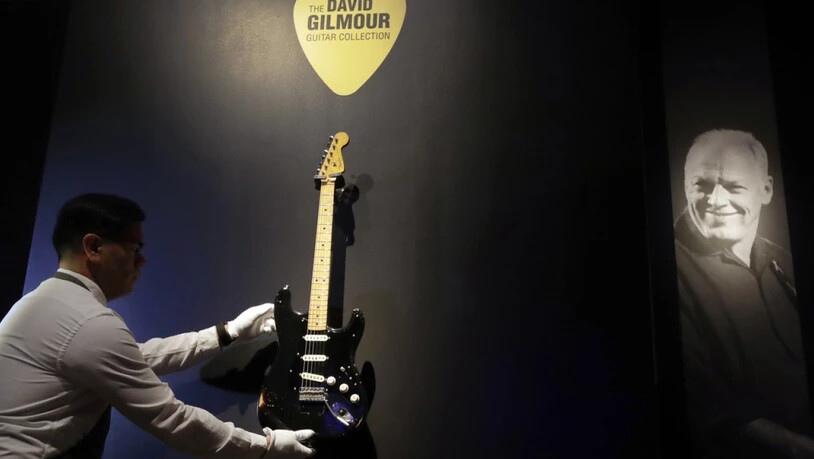 Eine Black Fender Stratocaster ("The Black Strat") von 1969 aus David Gilmours Sammlung ging für fast vier Millionen Dollar an einen anonymen Bieter.
