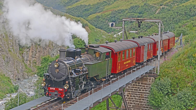 Die neu revidierte und stärkste Schmalspur-Dampf-Zahnradlokomotive Europas rattert über die Steffenbachbrücke.