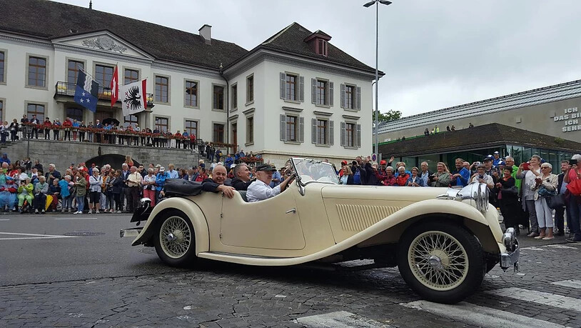 Bundespräsident Ueli Maurer fuhr in einem Oldtimer am grossen Festumzug des Eidgenössischen Turnfestes in Aarau mit.