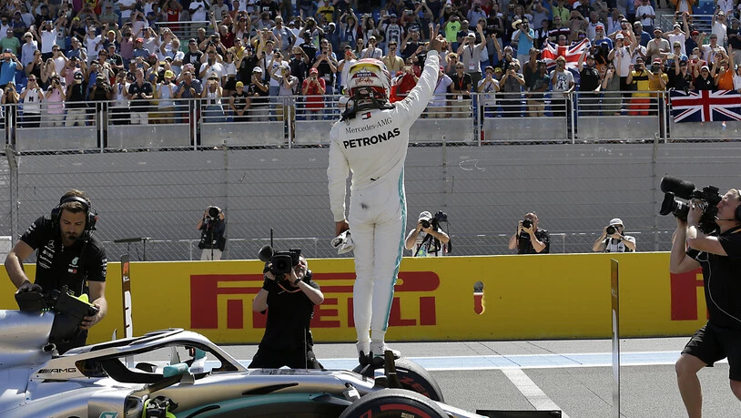 Lewis Hamilton lässt sich nach seiner 86. Pole-Position von den Fans feiern