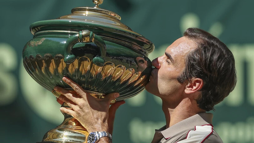 Roger Federer küsst das Objekt der Begierde