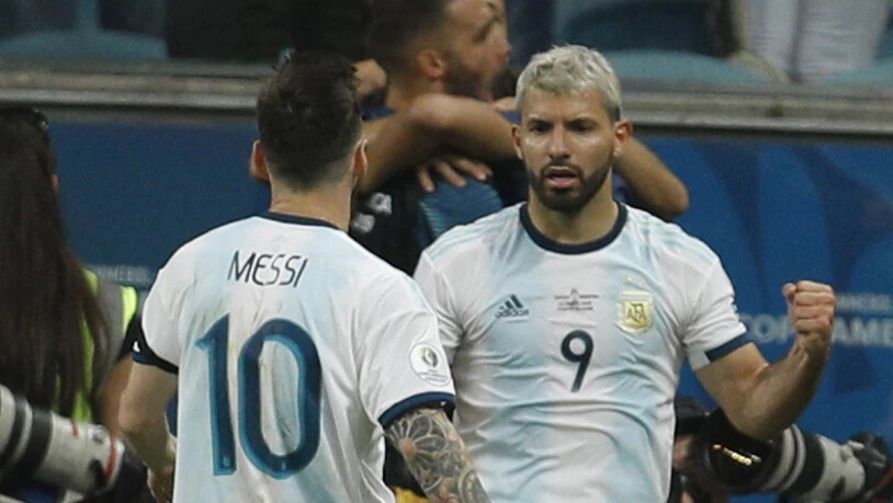 Lionel Messi und Sergio Agüero nach dem beruhigenden zweiten Tor für Argentinien
