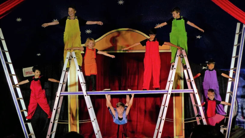Leiter- und Pyramidenkunst: An der Vorstellung im Zirkuszelt präsentieren einige der Oberurner Primarschüler stolz eine Akrobatiknummer mit Leitern. Während der Zirkuswoche «bauen» sie ausserdem die wohl längste menschliche Pyramide im Kanton.