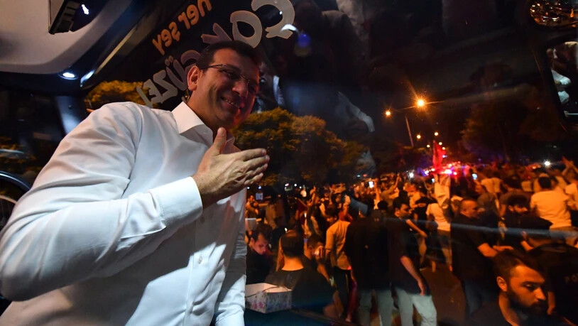 Der Chef der türkischen Wahlbehörde hat den Sieg des Oppositionskandidaten Ekrem Imamoglu in der Istanbuler Bürgermeisterwahl bestätigt. Laut dem vorläufig offiziellen Ergebnis der Wahl vom Sonntag erreichte Imamoglu von der grössten Oppositionspartei…