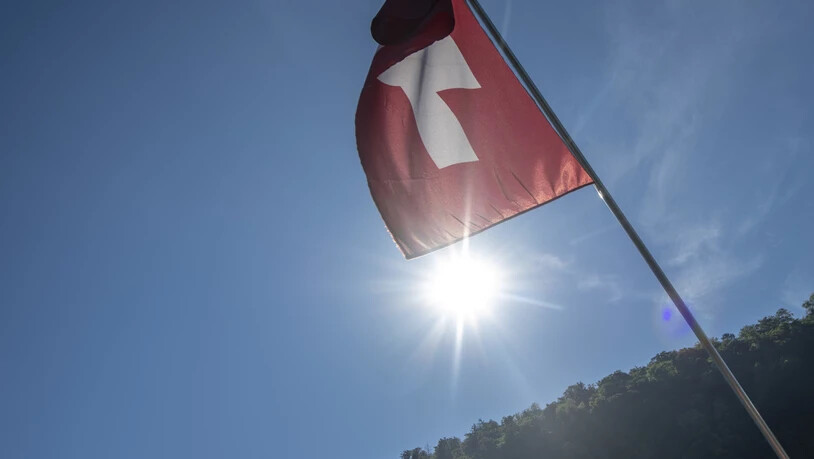 Eine Hitzewelle erfasst in den kommenden Tagen die Schweiz. Für einzelne Regionen hat der Bund die Warnstufe mittlerweile noch erhöht. (Archivbild)