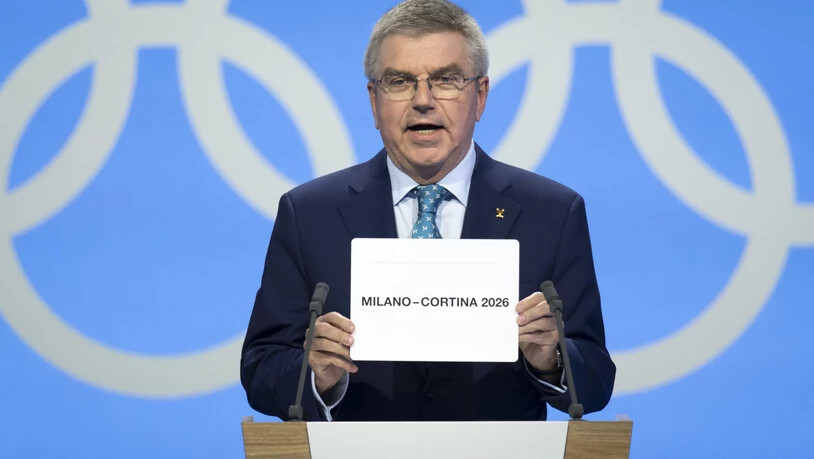 IOC-Präsident Thomas Bach öffnete den Umschlag, in welchem Mailand/Cortina als Ausrichter der Winterspiele 2026 genannt wurde