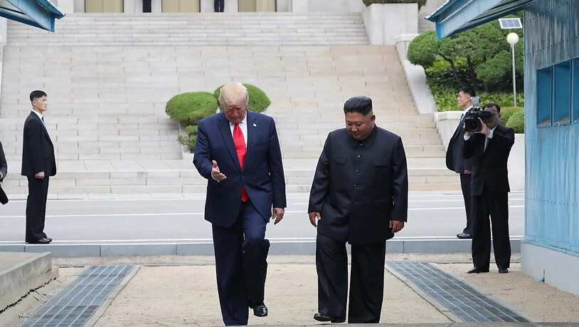 US-Präsident Donald Trump betrat am Sonntag zusammen mit dem Nordkoreanischen Machthaber Kim Jong Un als erster US-Präsident im Amt den Boden des kommunistischen Nordkoreas.