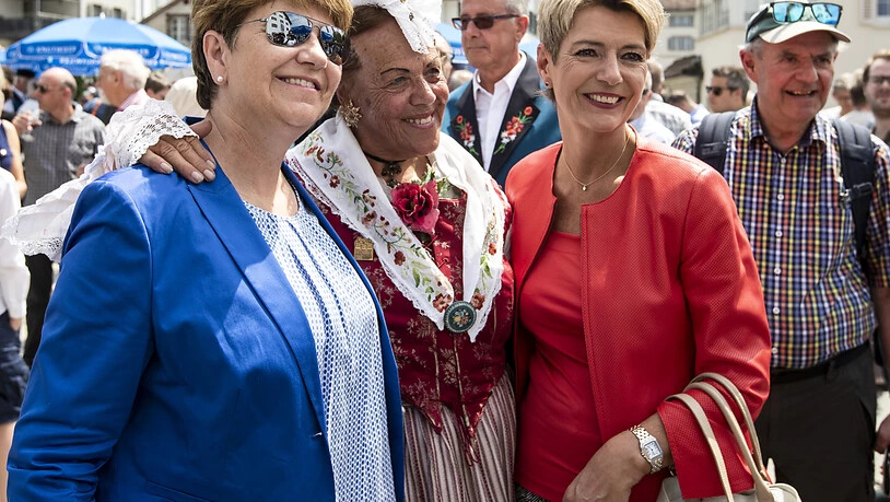 Die beiden Bundesrätinnen Viola Amherd und Karin Keller-Sutter gehen auf Tuchfühlung mit der Bevölkerung in Schwyz.