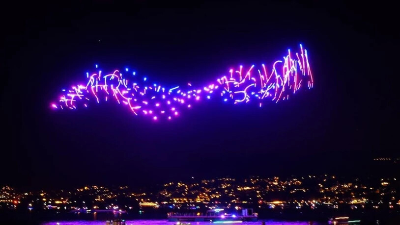 An der Premiere der Drohnenshow schwirrten etwa 150 fliegende Objekte von einer Plattform im Zürichsee aus, um 3-D-Bilder im nächtlichen Himmel zu kreieren.