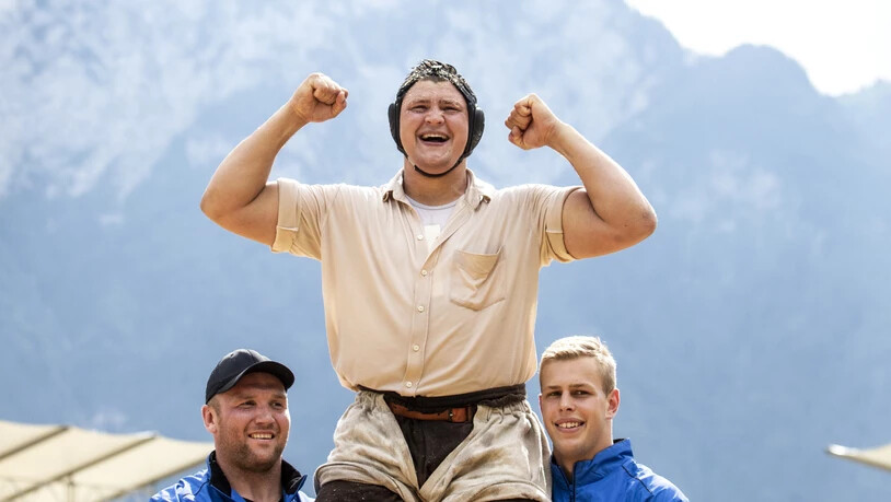 Düpierte sämtliche Favoriten: Nick Alpiger lässt sich beim Innerschweizer Schwingfest in Flüelen als Sieger feiern