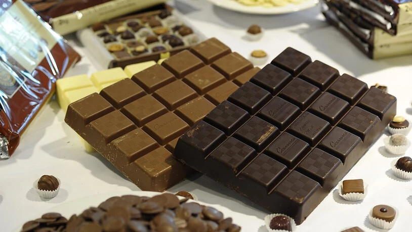 Produkte des Schokoladenproduzenten Barry Callebaut werden in einer Auslage präsentiert. (Archivbild)