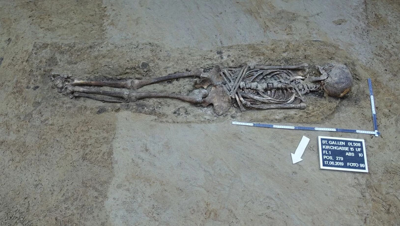 Die Archäologen legten in St. Gallen insgesamt 63 Gräber frei. Darunter etwa ein gut erhaltenes Skelett einer erwachsenen Person (Bild). Die ältesten Funde dürften aus dem Spätmittelalter stammen.