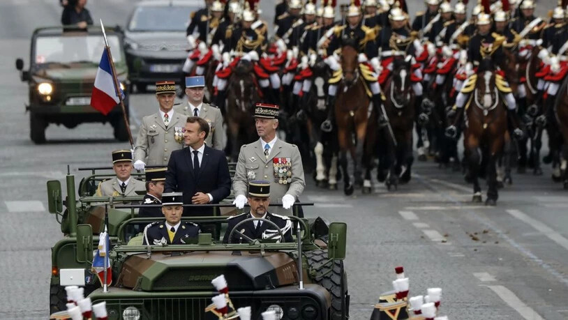 Präsident Emmanuel Macron zusammen mit Generalstabschef François Lecointre im Militärjeeps.