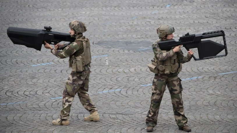 Französische Soldaten demonstrieren die NEROD F5 Drohnen-Abwehr-Gewehre.