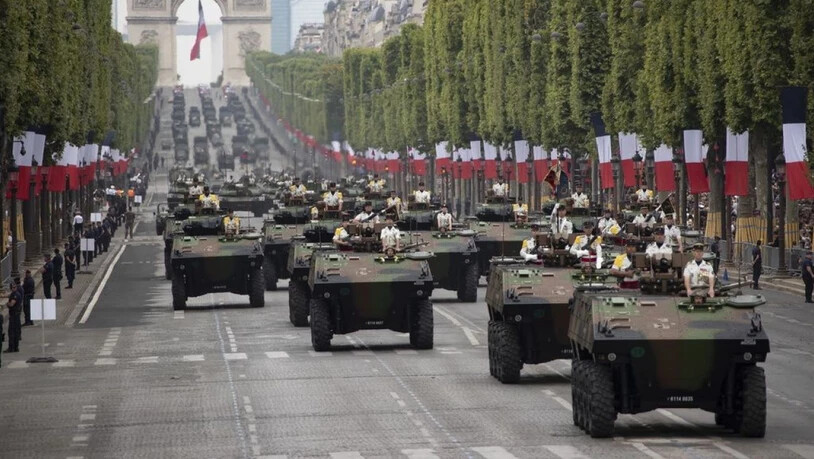 Fast 200 Fahrzeuge, darunter auch Panzer, präsentierten sich auf der Champs-Elysées.